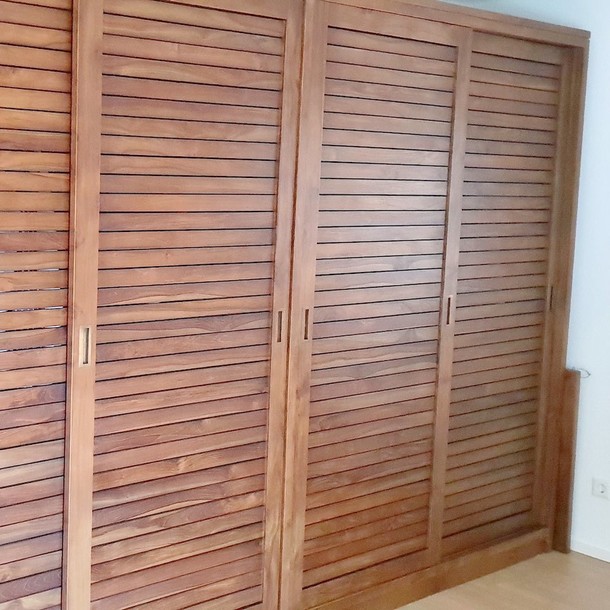Kleiderschrank Edel aus Teak massiv mit vier Schiebetueren in horizontaler Lamellenoptik,  traditionelle Handwerks Arbeit vom Schreiner, in individuellen Wunsch Massen konfigurierbar, freie Farb Auswahl aus der MOEBEL KOLONIE Farbpalette moeglich, Manufaktur und Design Muenchen