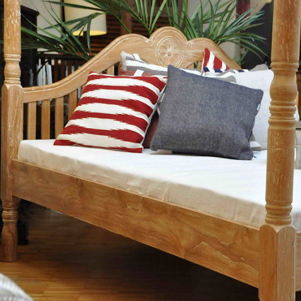 Kopfteil des Massivholz Teak Bettes Amman mit Schnitz Kunst und Stab Optik vom Schreiner gefertigt, Dekoration mit schoenen Kissen in verschiedenen Farben, Massivholz Teak Moebel Muenchen