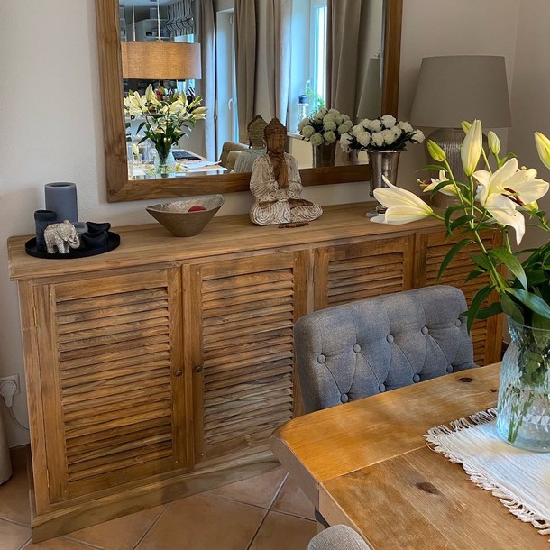 Lamelle Sideboard aus unbehandelten Teakholz massiv mit vier Türen, Sideboard fuer den Essbereich mit viel Stauraum, sorgt fuer mediterranes Flair, MOEBEL KOLONIE Wohnen wie im Urlaub, hier besonders schoen als Esszimmermoebel
