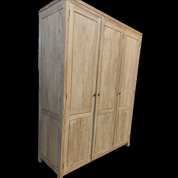 Massiver Kleiderschrank Nexus aus Teak mit geschlossenen Türen