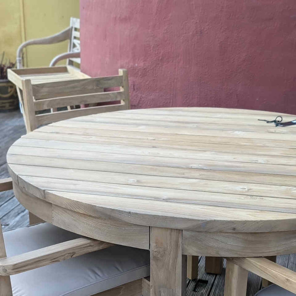 Massiver Teakholz- Gartentisch "MALLORCA" aus zertifiziertem Plantagenteakholz. DieTischoberfläche ist gelattet, das Holz glatt und unbehandelt