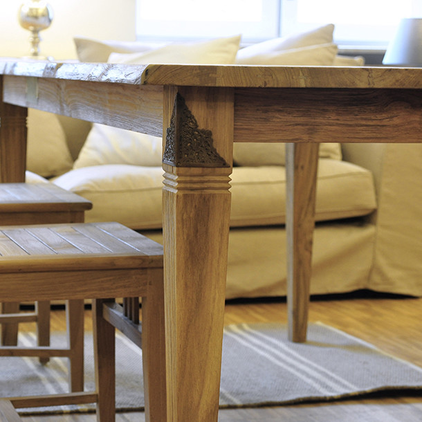 Massiver Teakholz Esstisch Caro mit schoenen, dekorativen Beschlaegen an den Tischbeinen, Seitenansicht vom Teak Massivholz Tisch in klassischem Style, Mass Moebel aus unserer MOEBEL KOLONIE Manufaktur vom Schreiner in Handarbeit gefertigt, Massivholz Esszimmer Moebel aus Teak, Muenchen Moebel,
