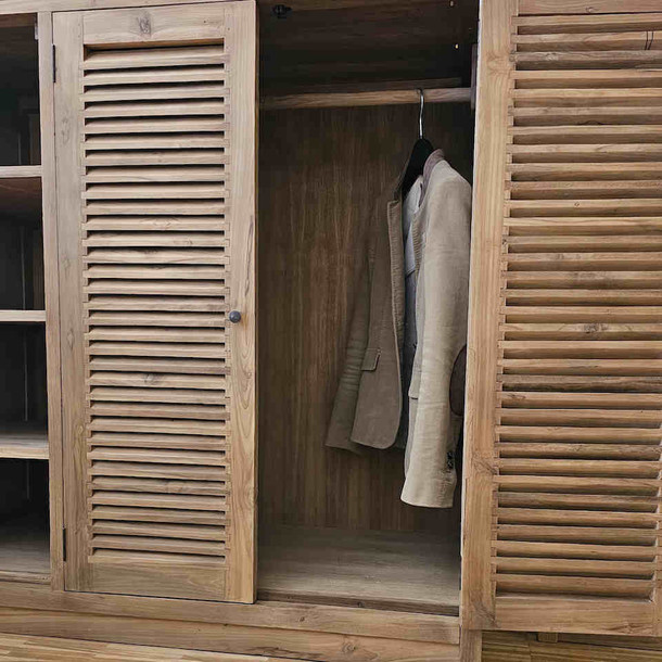 Massiver Teakholz Schrank Jens Detail Ansicht Schwingtueren Tuerfuellungen in Shutter Optik, Kleiderschrank mit Stangen und Faechern, ein Schreiner Meister Stueck aus unserer MOEBEL KOLONIE Manufaktur, Edelholz massiv Schrank us Teak fuer Kleidung und Waesche, Massivholz Schrank nach Mass ohne Aufpreis, Moebel Muenchen