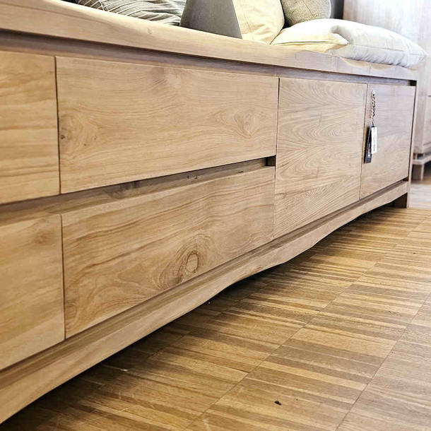 Massives Lowboard aus altem Teakholz traditionell vom Schreiner gefertigt, Lowboard als Flurmoebel mit viel Stauraum durch vier Schubfaecher und grossen Fach hinter 2 Schwingtueren, auch als Sitzgelegenheit im Eingangsbereich sehr beliebt, besondere Massivholz Moebel auch nach Mass ohne Aufpreis Muenchen, Moebel aus Teak massiv mit mediterranem Flair aus der MOEBEL Kolonie Manufaktur