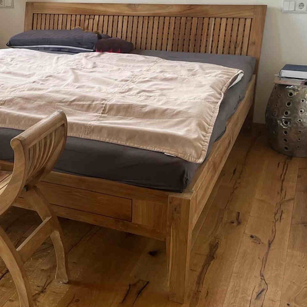 Massivholz Bett Siena aus Teak im klassischen Design in der MOEBEL KOLONIE Farbe Roh, Edelholzbett aus Teakholz ein Schreiner Meisterstueck für das Schlafzimmer, Teakholz Moebel Muenchen