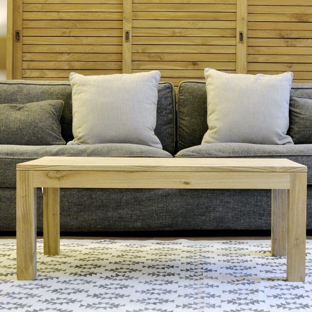 Massivholz Couchtisch aus Teak in geradliniger moderner Form, ein Mass Moebel fuer das Wohnzimmer in bester Schreiner Qualitaet aus der MOEBEL KOLONIE Manufaktur, Sofa Tische Muenchen aus Edelholz Teak, Frontansicht vom massiven, rechteckigen Teak Beistelltisch Frankfurt, im Hintergrund befindet sich ein Massivholz Kleiderschrank mit Schiebetueren mit Fronten in Lamellen Optik