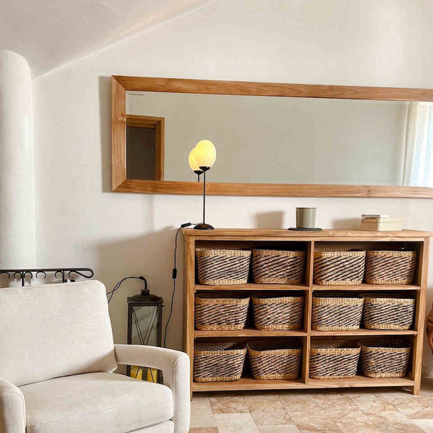 Massivholz Regal Rustico aus massivem Teakholz mit sechs großen Faechern. Hier als Fluregal mit Koerben bestueckt fuer viel Stauraum