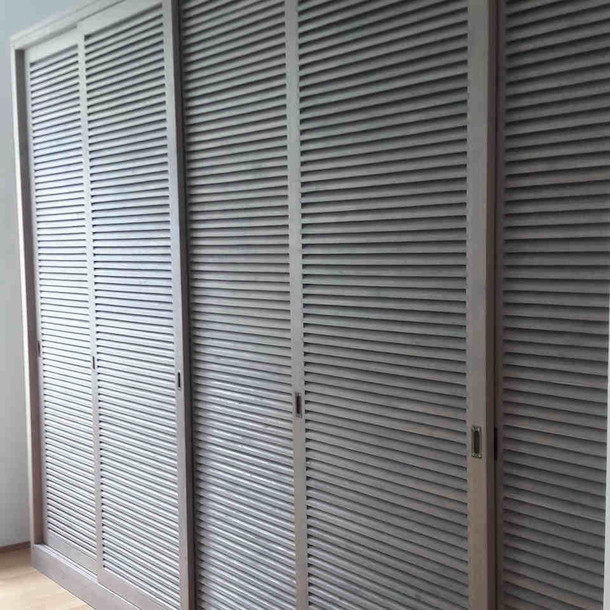 Massivholz Schrank Edel aus Teakholz, mit fuenf Schiebetueren in Lamellen Optik, Seitenansicht vom Schrank Edel in der MOEBEL KOLONIE Farbe white wash, Scheiner Handarbeit aus der MOEBEL KOLONIE Manufaktur