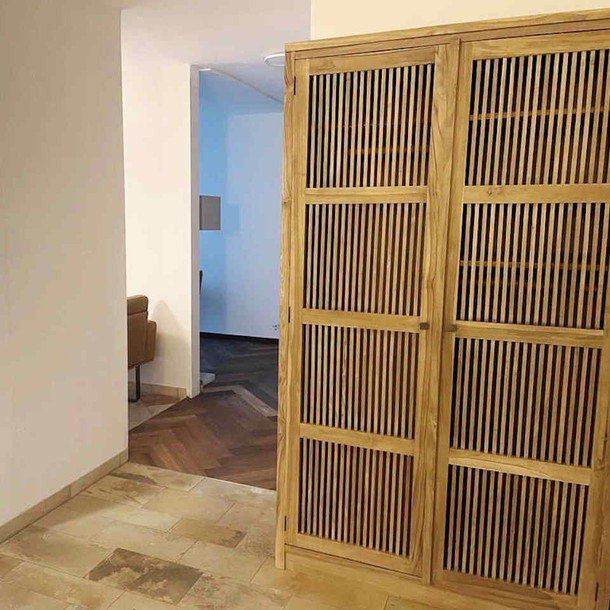 Massivholz Schrank LEOPOLD mit Tueren in Lamellen Optik, Schrank mit zwei Tueren fuer das Schlafzimmer, Kinderzimmer oder Flur, traditionell in Handarbeit vom Schreiner in der MOEBEL KOLNIE Manufaktur hergestellt, auch auf Mass ohne Aufpreis erhaeltlich, Muenchen Moebel in kolonialen und mediterranen Design