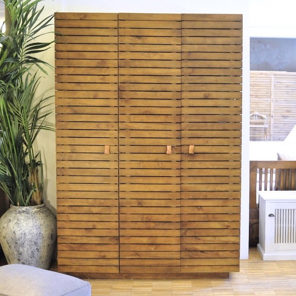 Massivholz Schrank aus Teak mit drei Tueren, der Schrank ist in Lamellen Optik, Schlafzimmer Schrank Horizontal aus Teak massiv fuer Kleidung und Waesche, Flur Schrank fuer Garderobe, Schrank aus massivem Teakholz in der MOEBEL KOLONIE Farbe Antik, Tuer Griffe sind hier angesagte Schlaufen aus Leder, individuell konfigurierbar, Moebel nach Mass Muenchen