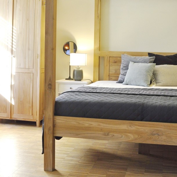 Massivholz Teak Himmelbett,, Teakholz Moebel für das Schlafzimmer, Massivholz Bett Munich  in der Farbe Natur, mit Baldachin,  Handarbeit vom Schreineraus unserer Manufaktur, Dekoration mit Kissen, schoenes Plaid in blau, Moebel Muenchen Teak massiv