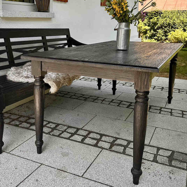Massivholz Tisch Schwabing aus gebuerstetem Teak in der MOEBEL KOLONIE Farbe Schwarzbraun in Kombination mit dem passenden Tisch Schwabing, Schreiner Arbeit aus der MOEBEL KOLONIE Manufaktur, auch in anderen Farben und Massen erhaeltlich