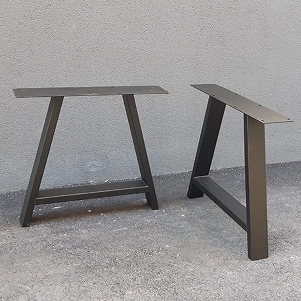 Metall Tischgestell aus Stahl mit Tischplatte  - A Slim Line Tischgestell aus Stahl mit Tischplatte aus Teak