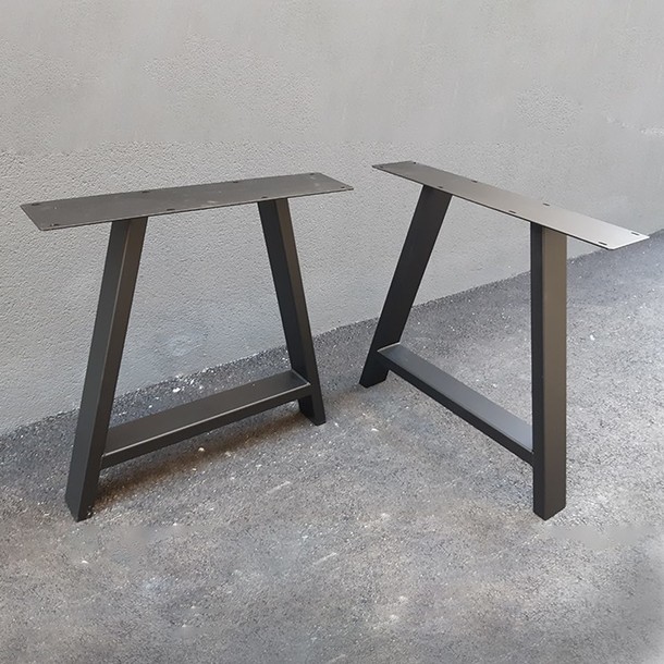 Metall Tischgestell aus Stahl mit Tischplatte  - A Slim Line Tischgestell aus Stahl mit Tischplatte aus Teak