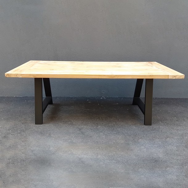 Metall Tischgestell aus Stahl mit Tischplatte  - A Slim Line Tischgestell aus Stahl mit Tischplatte aus Teak