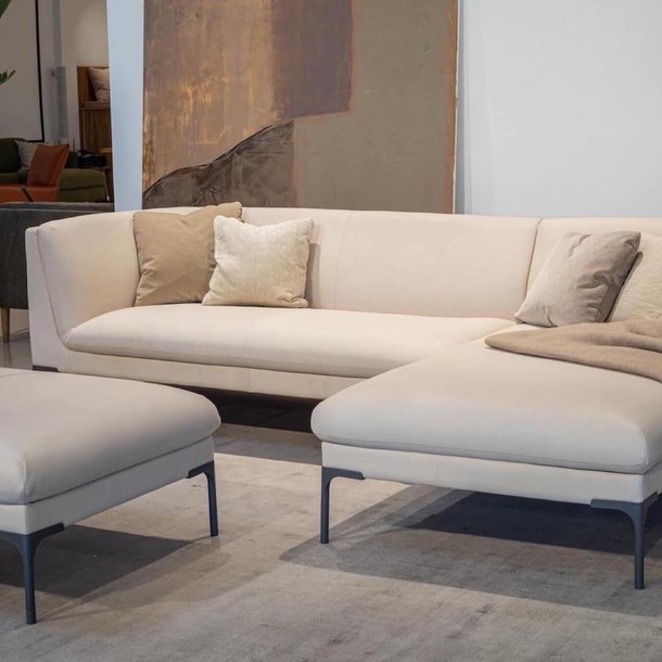 Moderne extravagante Formgebung Sofa Frej, Metallfuesse im Industrie Style, sehr hochwertige Qualitaetmade in Europe, unterschiedliche Module waehlbar fuer nahezu jede Raumgroesse