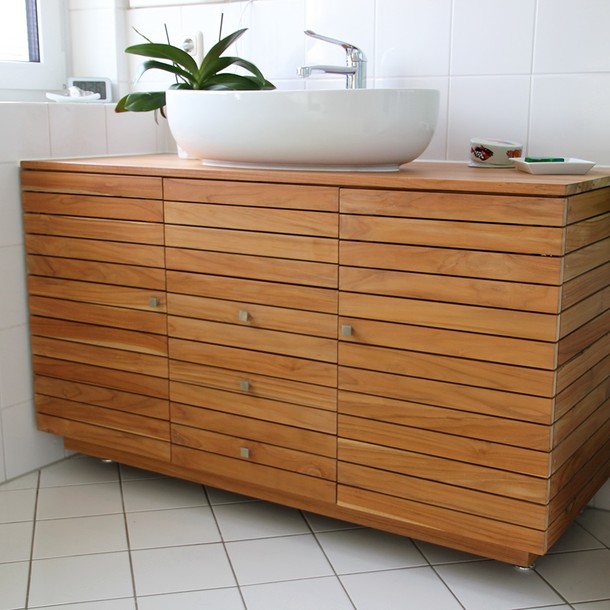 Moderner, eleganter Teak Massivholz Waschtisch Sandra mit  einem Aufsatzwaschbecken, massiver Teak Korpus in Lamellenr Optik, Mass Moebel aus Teakholz massiv fuer ein Wohnen wie im Urlaub, vom Schreiner in der MOEBEL KOLONIE Manufaktur in Handarbeit gefertigt, Massivholz Moebel Muenchen