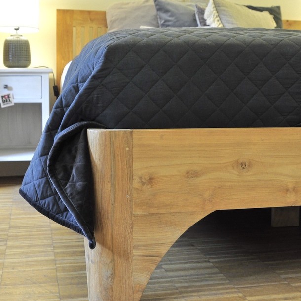 Modernes, mediterranes Bett Daniela aus Teak Massivholz Edelholz Bett von Hand gefertigt, ein Schreiner Meisterstueck aus Teakholz glatt in der Farbe Natur , Schlafzimmer Massivholz Moebel individuell nach Mass moeglich, Plaid in blau als Dekoration, Teakholz massiv Moebel Muenchen