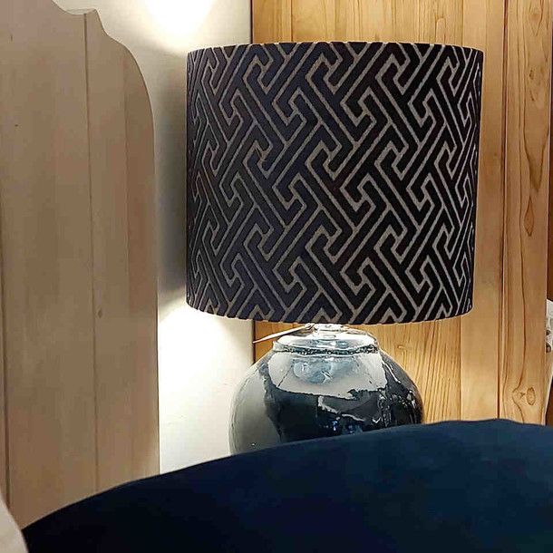 Nahaufnahme der Tischlampe Saigon in edlem Royal Blue, exklusive Lampen Auswahl, Beratung vom Profi, Interieur Upgrade MOEBEL KOLONIE Muenchen, Living in Style,