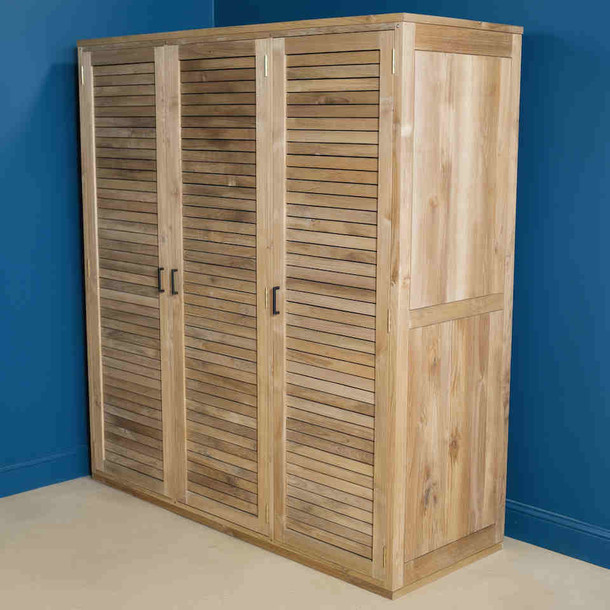 Nexus Kleiderschrank aus massivem Teak mit drei Schwingtueren und Front im HORIZONTAL Design