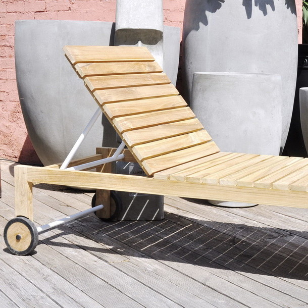 Poolliege Acapulco aus Teak Holz massiv, Liege mit Rollen und klappbarem Kopfteil, Gestell aus weissem Metall