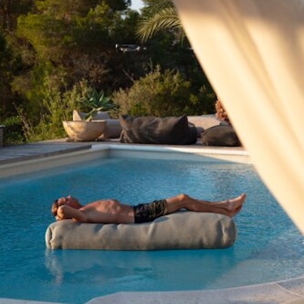 Relax im Pool mit Dotty Sunbed