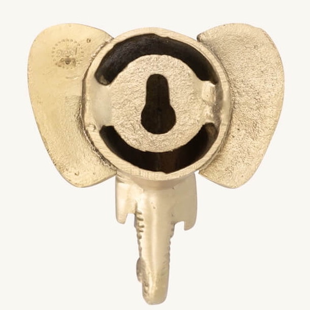 Rueckseite mit Aufhaengung fuer Haken aus recyceltem Messing