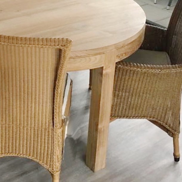 Runder Butterfly Auszugs Esstisch MUENCHEN in cleaner Ausfuehrung aus Teakholz massiv, Seitenansicht vom nordisch kühlen  Massivholz Tisch mit Loom Stuehlen, grosse Detail Ansicht vom Edelholz Tisch Teak massiv, individuelles Wunsch Mass moeglich, da der Tisch in Handarbeit vom Schreiner  gefertigt wird, Mass Moebel aus Teak massiv ohne Aufpreis