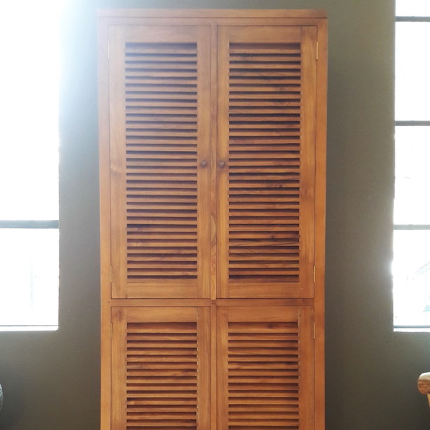 Schrank Antra aus massivem Teakholz, oberer Teil vom Schrank Antra mit zwei Schutter Schwingtueren, Antra ist multifunktional einsetzbar, Design und Manufaktur MOEBEL KOLONIE München