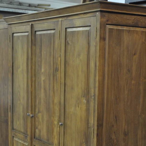 Schrank Ceylon aus massivem Edelholz Teak mit drei Tueren, ein traditionelles Scheiner Handwerk aus der MOEBEL KOLONIE Manufaktur, in allen Farben unserer Farbpalette und in individuellen Wunsch Massen erhaeltlich, Schrank nach Mass ohne Aufpreis, Massivholz Moebel Muenchen