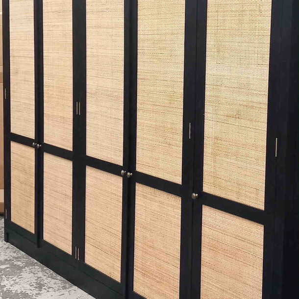 Schranktueren in der MOEBEL KOLONIE Farbe Schwarzbraun mit Bambus Geflecht Fuellung