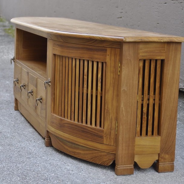 Seiten Ansicht vom massives Teak Sideboard Classic Round im robusten kolonialen Style, in der Farbe Natur aus unserer MOEBEL KOLONIE Farbpalette, Massivholz Sideboard aus Edelholz Teak mit besonders schoenen Beschlaegen im Stern Design, Massmoebel aus Massivholz Teak vom Schreiner in Handarbeit gefertigt, Manufaktur und Design Muenchen