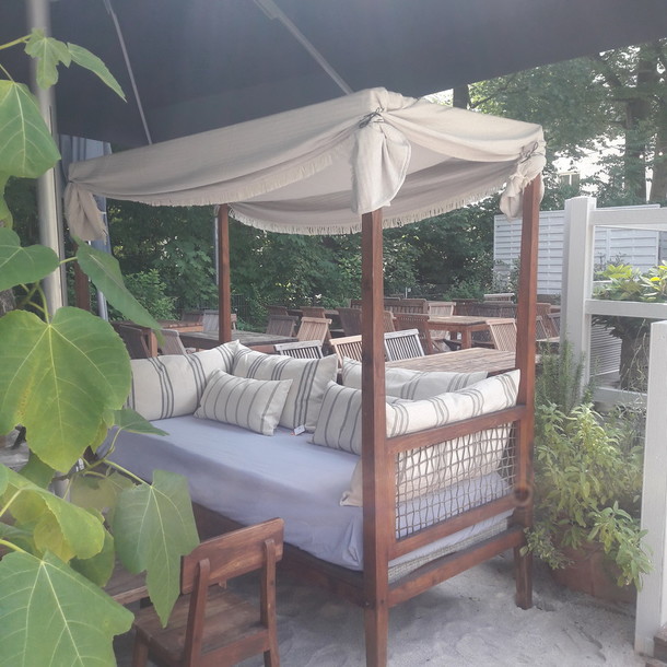 Seitenansicht Outdoor Daybed Jardin mit Baldachin aus Teak Massivholz, Seitenteil  und Rueckenteil mit  Synthetic Rattan Geflecht von Rehau, Outdoor Moebel Muenchen aus Teak, Kopfteil ist bequem Hoehen verstellbar