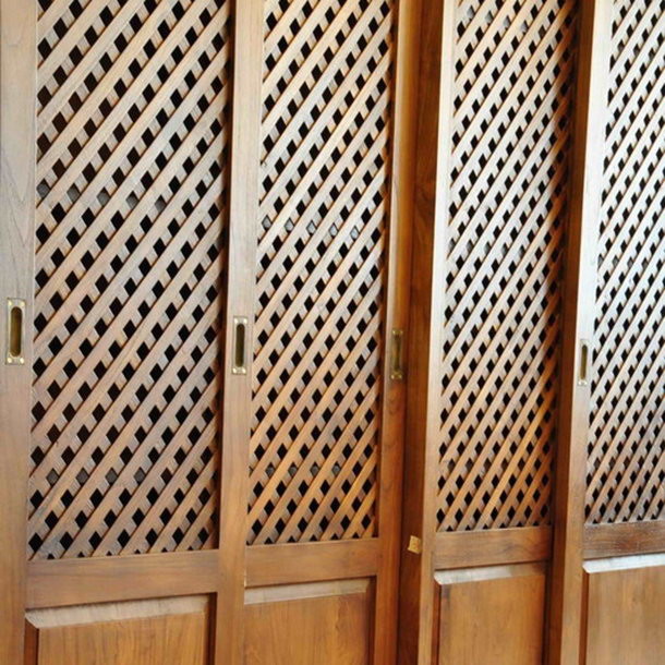 Seitenansicht, grosse Detail Aufnahme vom Massivholz Schrank Lettice, edler Teak massiv Schrank mit klassischem mediterranen Touch, Massivholz Schrank aus Teak nach Mass, Manufaktur und Design Muenchen