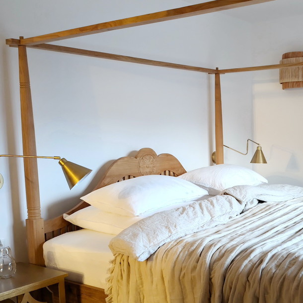 Seitenansicht massives Himmelbett aus Teak, wunderbare Handarbeit, Dekoration schoenes Leinen Plaid