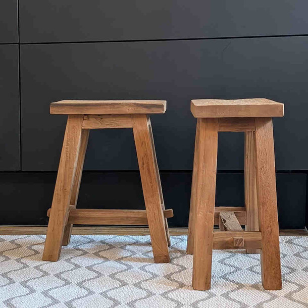 Seitenansicht und Frontansicht vom Hocker aus recyceltem Teakholz