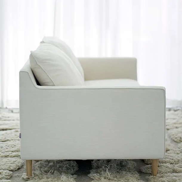 Seitenansicht vom Hussen Sofa Sally mit Holzfüßen