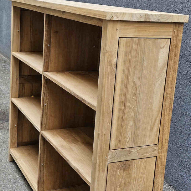 Seitenansicht vom massiven Regal aus Teakholz, sechs grosse Faecher und Rueckwand