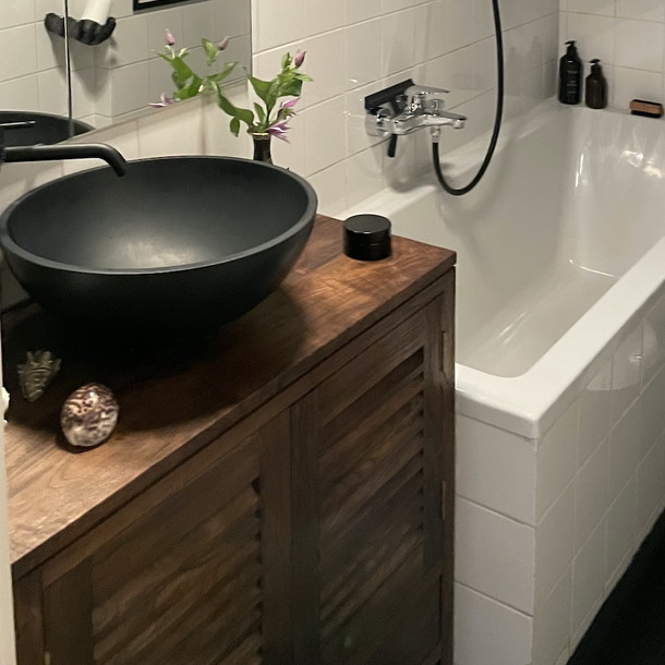 Seitliche Ansicht Waschtisch Comtessa  aus massivem, gebuerstetem Teak mit zwei Schwingtueren, die Tuer Fuellungen sind im aufwendig gearbeitetem Shutter Design gehalten, Massivholz Teak Badezimmer Moebel vom Schreiner traditionell in Handarbeit gefertigt, im individuellen Wunsch Mass erhaeltlich, Waschtisch nach Mass aus massivem Teak Holz, Muenchen Moebel Manufaktur und Design, auch sehr gut fuer kleine Baeder geeignet