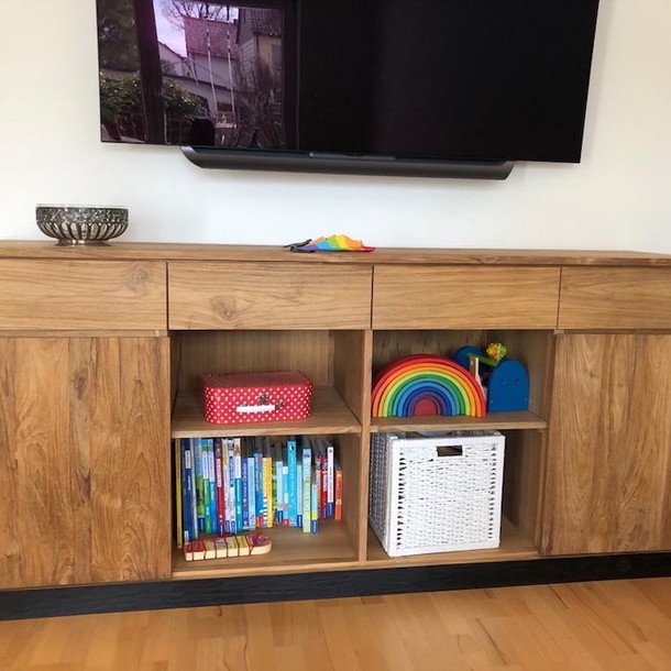 Sideboard Ancona aus massivem Teakholz vom Schreiner von Hand gefertigt, hier mit offenem Mittelteil und vier Schubladen im oberen Bereich