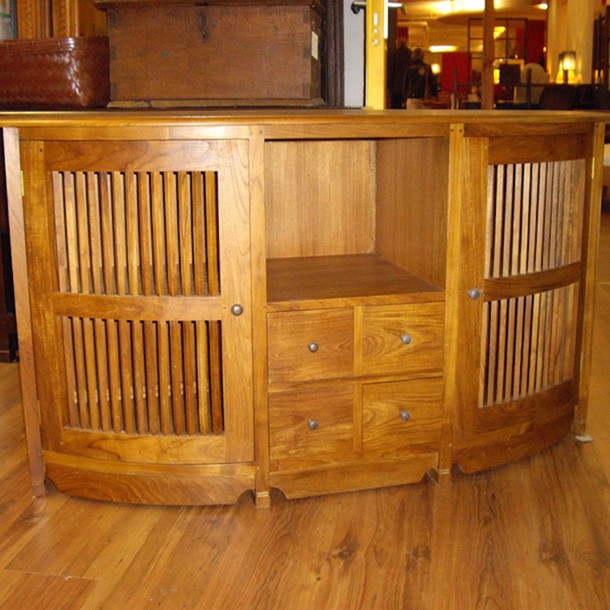 Sideboard oder Waschtisch aus Massivholz Teak in halb runder Form, mit Tueren links und rechts in Slated Staebchen Optik fuer ein mediterranes Flair im Ambiente, Teak massiv Mass Moebel mit einem offenen Fach in der Mitte und vier Schubladen im unteren Bereich, Manufaktur und Design, Massmoebel in der Farbe Natur aus unsere MOEBEL KOLONIE Farbpalette