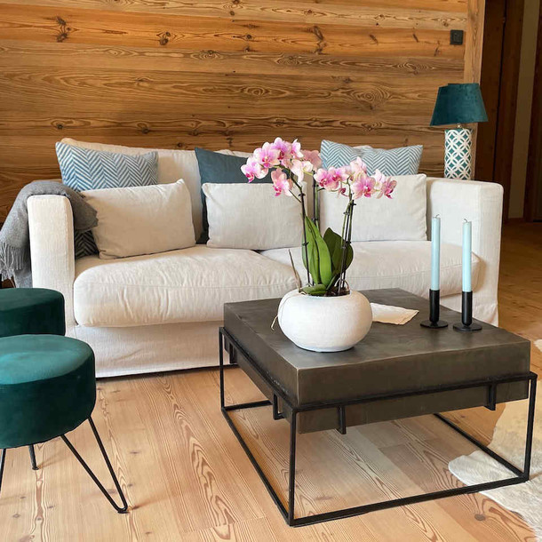 Sofa Heaven Qualitaet aus Europa zweisitzig mit abnehmbarer Husse, Stoff in weiss, viele Stoffvarianten und Stofffarben moeglich, sehr gut geeignet fuer Apartments oder kleine Raeume, Zierkissen und schoene Lampen von MOEBEL KOLONIE Muenchen, Accessoires und vieles mehr