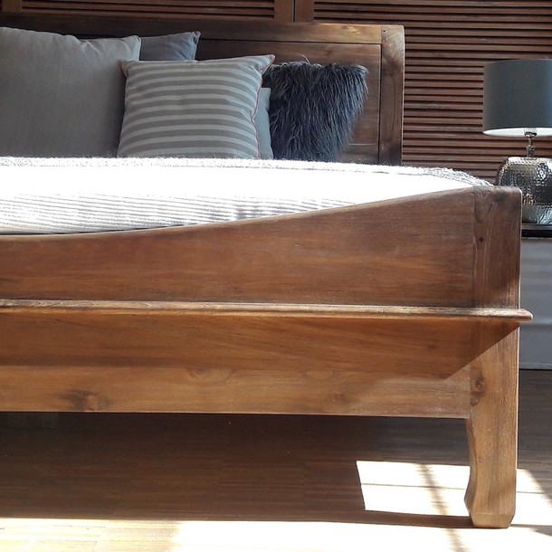 Star Ruby Massivholz Teak Bett mit Kopfteil und Korpus in harmonischer Form, Elegantes Edelholz Bett aus Teak Massivholz, gefertigt vom Schreiner in der MOEBEL KOLONIE Manufaktur, Moebel nach Mass für das Schlafzimmer, Muenchen Teak Massivholz Moebel