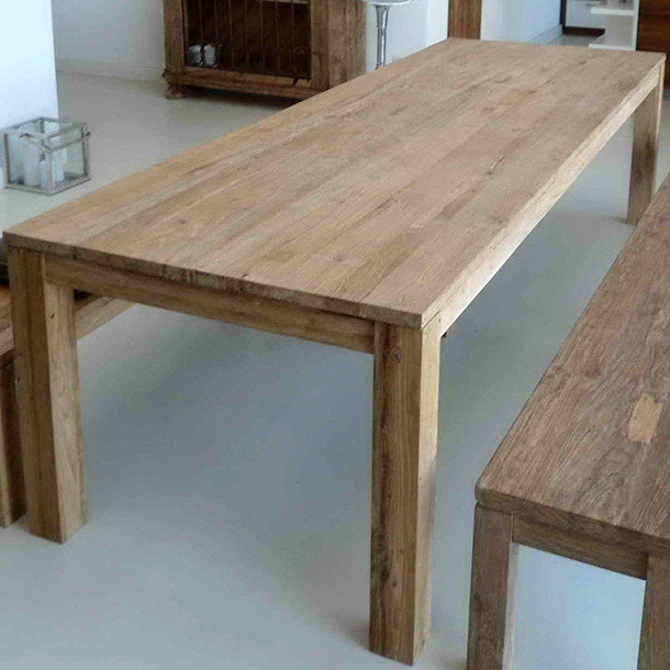 Teak Massivhholz Tisch Frankfurt in der Moebel KOLONIE Farben Natur mit Massivholz Sitz Bank Frankfurt, Bank und Tisch in moderner Optik, zeitloses Design, die Oberflaeche ist rustic gebuerstet, ein Massivholz Moebel aus unserer MOEBEL KOLONIE Manufaktur, vom Schreiner Meister traditionell gefertig, Mass Moebel ohne Aufpreis