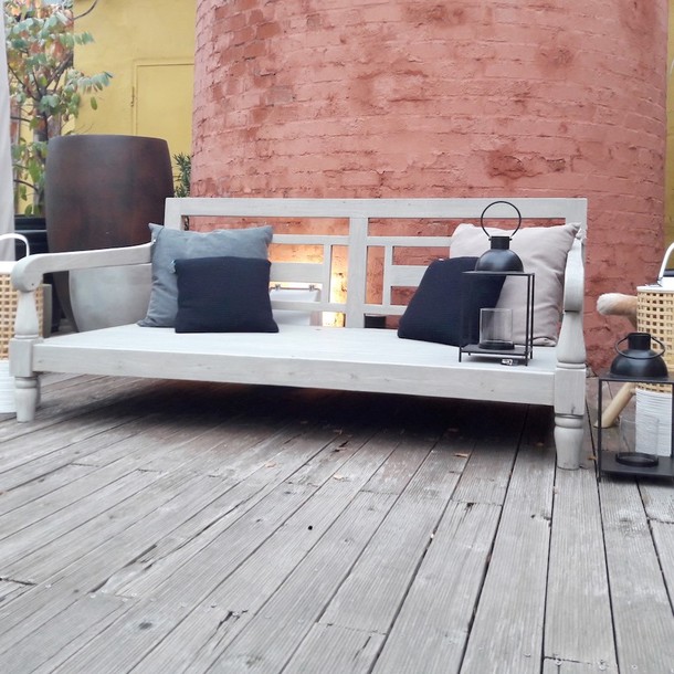 Teak Massivholz Daybed Bora Bora aus Teak, edles Daybed aus Plantagen Teakholz im modernen, Design, fuer den Garten, die Terrasse den Balkon im mediterranen Flair, Dekoration mit edlen Outdoor Kissen, winterhartem Blumentopf und Laternen, massives Teakholzmoebel in der MOEBEL KOLONIE Manufaktur von Schreiner  Hand gefertigt, Teakholz Moebel Muenchen