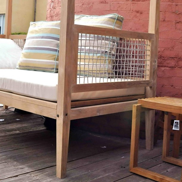 Teak Massivholz Daybed Jardin Seitenansicht, Rueckenteil und Seitenflaeche bestehen aus Synthetic Rattan Geflecht von Rehau, Accessoire sind schicke Kissen als Dekoration, Kopfteil das Kopfteil ist Hoehen verstellbar, Massivholz Outdoor Daybed aus Teak in hochwertiger Schreiner Qualitaet