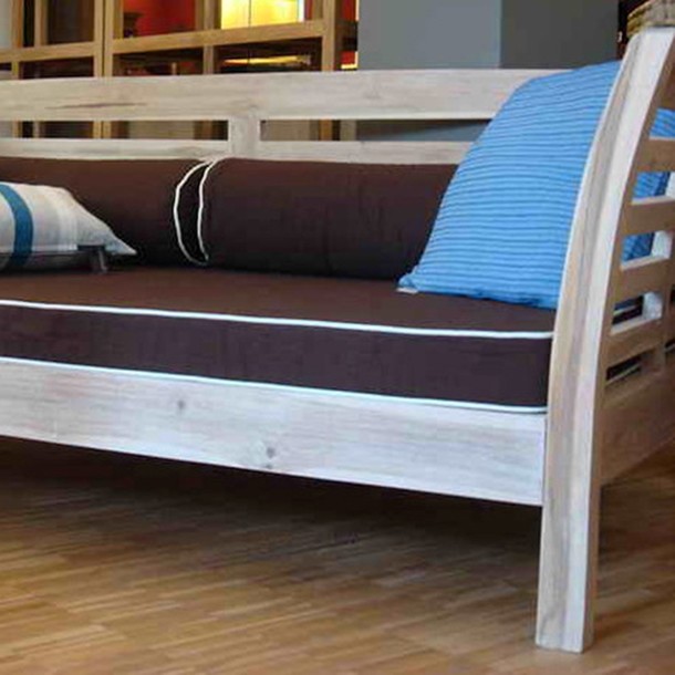 Teak Massivholz Daybed Legian mit Polsterauflage, Nackenrolle und  Kissen in blau zur Dekoration, Massivholz Daybed von Hand in Schreiner Qualitaet gefertigt, Teak Moebel Muenchen