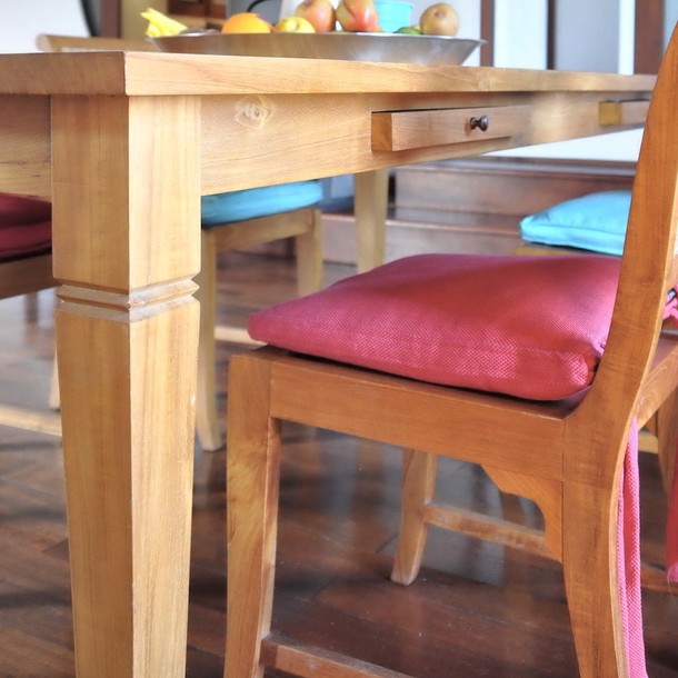 Teak Massivholz Esstisch Classic mit Schubfach und herbstlicher Tisch Dekoration, Edelholz Esstisch aus Teak in klassischem Design mit Stuhl Clara aus Teak massiv, Esszimmer Moebel aus Tek Massivholz vom Schreiner in der MOEBEL KOLONIE Manufaktur gefertigt, Muenchen Moebel