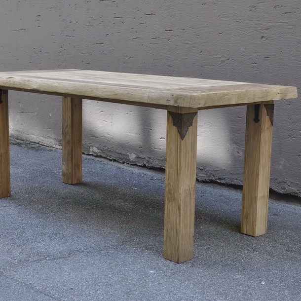 Teak Massivholz Esstisch Singo mit Natur belassener Tisch Platte, sehr stabil und robust, sehr schoene Maserung, Tisch Beine mit Metall Verzierung, tolle Optik, ein Scheiner Meister Stueck aus unserer Manufaktur, Esszimmer Moebel aus massivem Teakholz, Muenchen Moebel