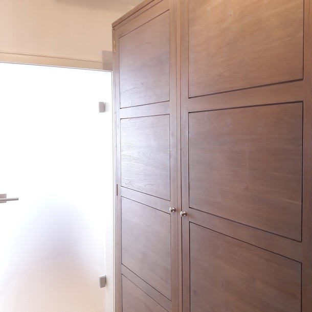 Teak Massivholz Schrank Ceylon in modernem Design, Mass Moebel Muenchen, in individuellen Wunsch Massen und allen MOEBEL KOLONIE Farben moeglich, Schrank nach Mass ohne Aufpreis, Schlafzimmer Kleider Schrank aus Teak massiv, Muenchen Moebel